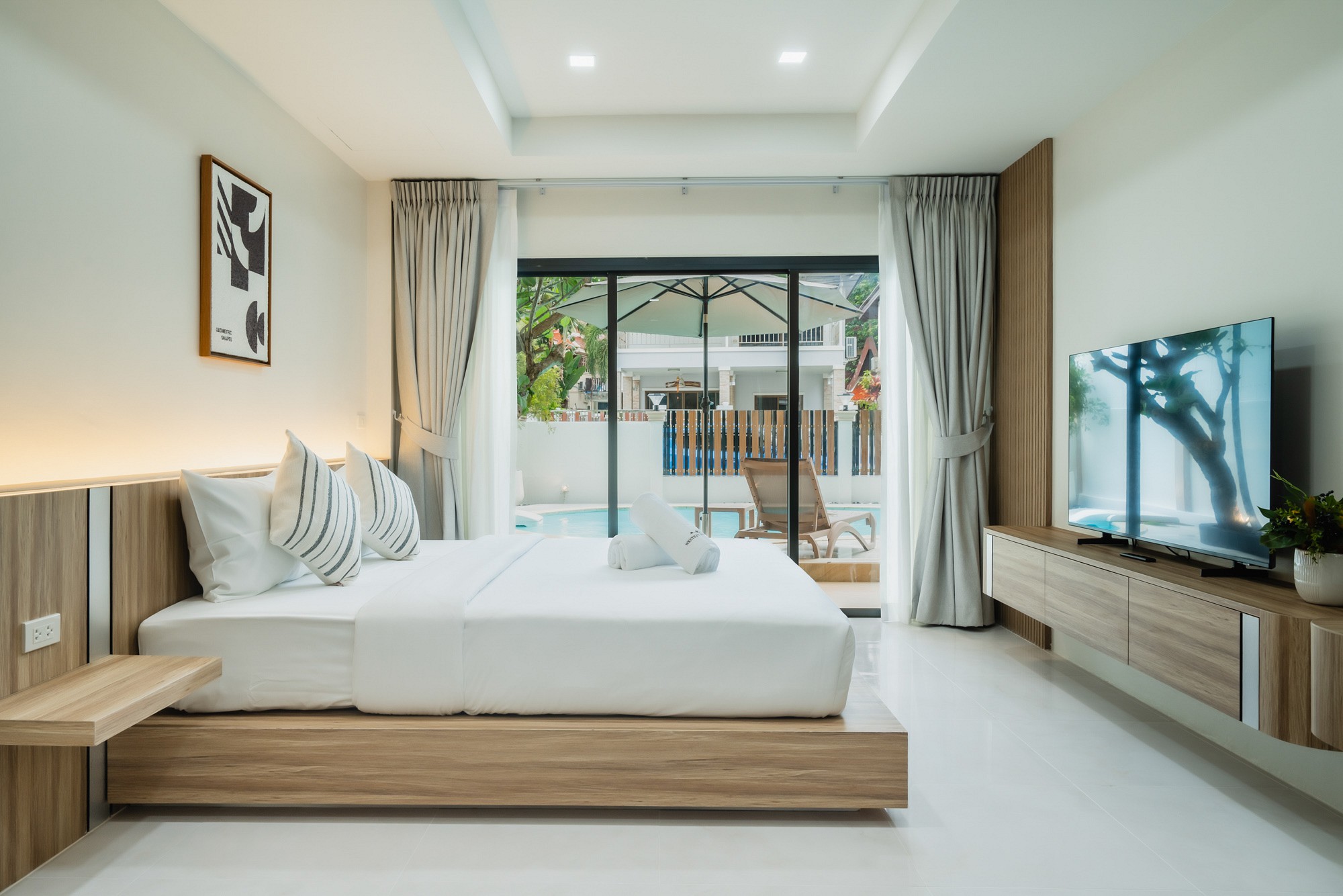 Junior Suite Pool Access