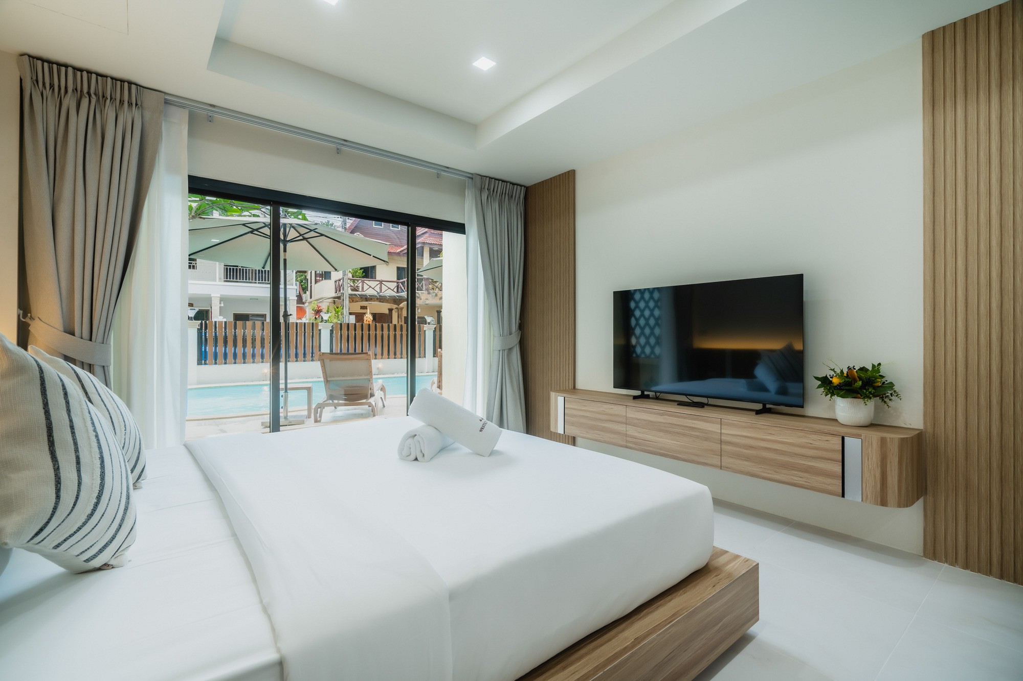 Junior Suite Pool Access