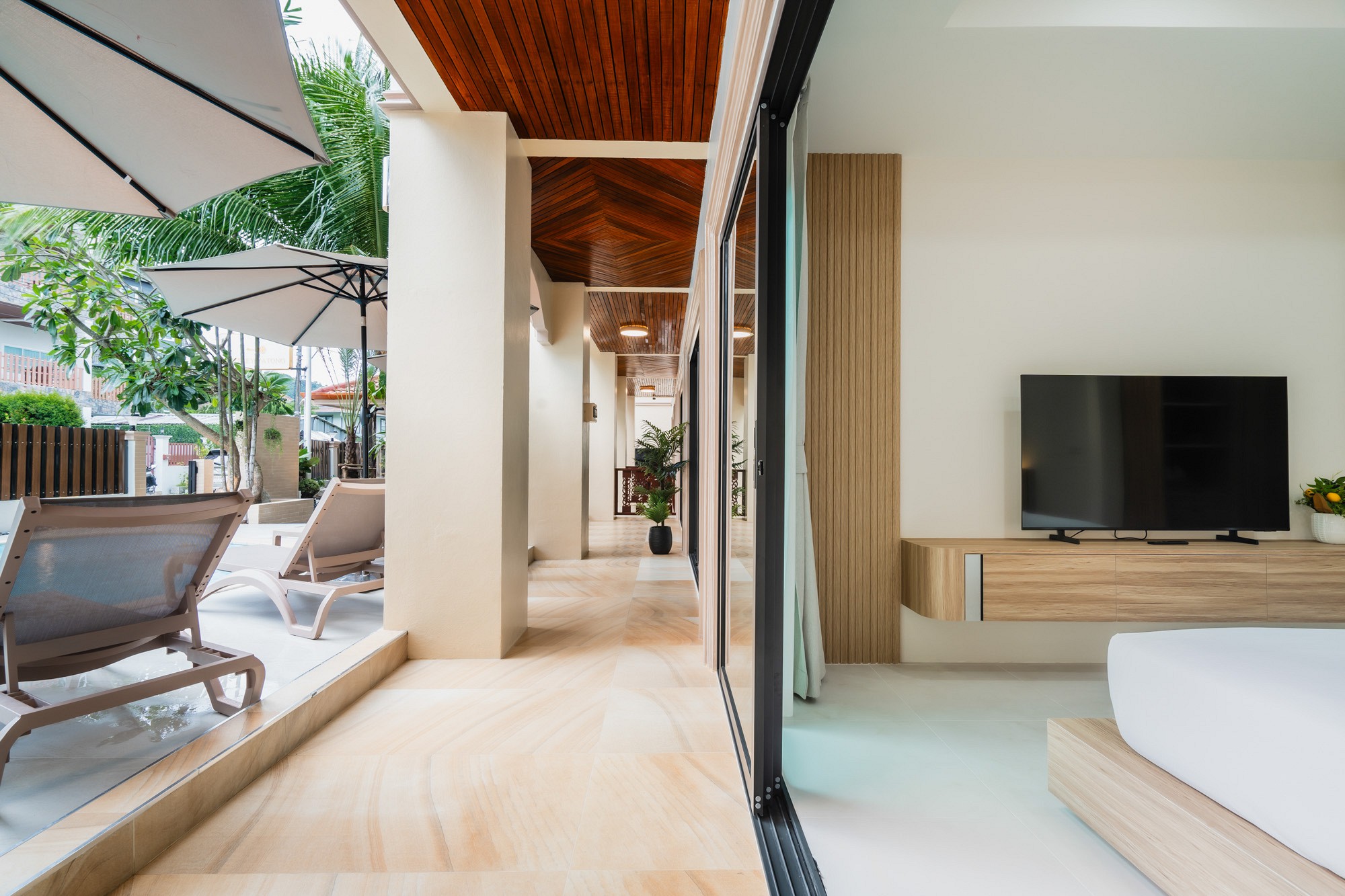 Junior Suite Pool Access